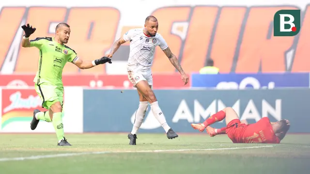 Foto: Gocekan Maut Gustavo Almeida yang Berujung Gol ke Gawang Persija, Plus Kasi Benjol di Kepala Kudela