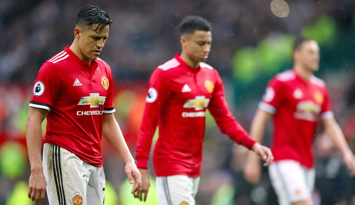 Penyerang Manchester United, Alexis Sanchez (kiri) tertunduk lesu usai pertandingan melawan West Bromwich Albion di Old Trafford, Inggris (15/4). MU kalah 0-1 atas West Bromwich Albion. (Nick Potts/PA via AP)