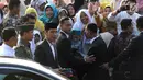 Presiden Joko Widodo atau Jokowi menyerahkan  buku kepada warga  usai  menunaikan salat Idul Adha 1439 Hijriah di Lapangan Tegar Beriman, Cibinong, Kabupaten Bogor, Jawa Barat, Rabu (22/08). (Merdeka.com/Arie Basuki)