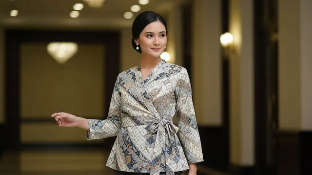 Model Atasan Batik Kombinasi Celana Bahan untuk Kondangan