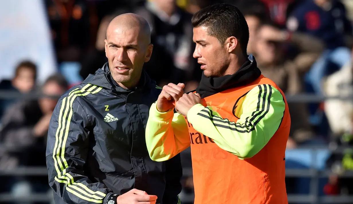 Zinedine Zidane langsung memimpin latihan Real Madrid setelah resmi ditunjuk sebagai pelatih, Selasa (5/1/2016). (AFP/Gerard Julien)