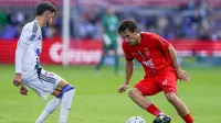 Thom Haye memperkuat Almere City saat melawan PEC Zwolle dalam lanjutan Eredivisie 2024/2025, Minggu (29/9/2024). (Dok. Almere City)