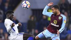 Bek Chelsea, Antonio Rudiger, berebut bola dengan gelandang Burnley, Aaron Lennon, pada laga Premier League di Stadion Turf Moor, Jumat (20/4/2018). Burnley takluk 1-2 dari Chelsea. (AP/Anthony Devlin)
