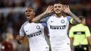 Pemain Inter Milan, Mauro Icardi (kanan) merayakan golnya ke gawang AS Roma pada lanjutan Serie A di Olympic Stadium, Roma (26/8/2017). Inter menang 3-1. (Riccardo Antimiani/ANSA via AP)