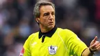 Aksi wasit Alan Wiley saat memimpin laga EPL antara Wigan Athletic dan Manchester City di DW Stadium, Wigan, 18 Oktober 2009. AFP PHOTO/PAUL ELLIS 