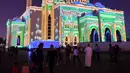 Pengunjung berada di depan Masjid Al-Noor yang diterangi lampu warna-warni selama Festival Cahaya Sharjah di Uni Emirat Arab pada 7 Februari 2020. Festival yang sudah memasuki tahun kesepuluh ini selalu sukses memikat wisatawan lokal maupun asing. (Photo by GIUSEPPE CACACE / AFP)