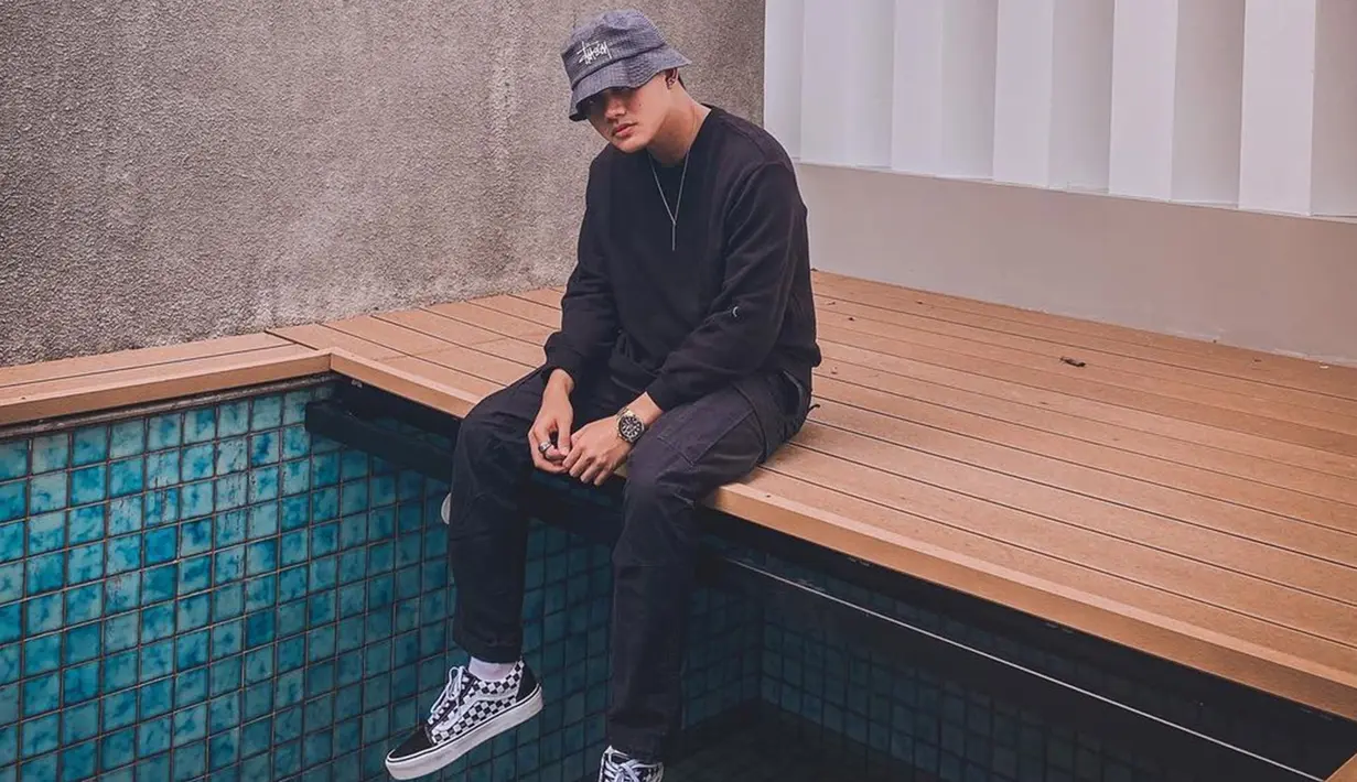 Rizky Febian sendiri memang kerap terlihat tampil dengan topi. Bahkan, gaya casual Iky dengan busana serba hitam lengkap dengan bucket hatnya ini tetap membuatnya menawan. (Liputan6.com/IG/@rizkyfbian)