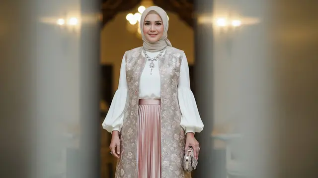 Setelan Brokat atau Satin
