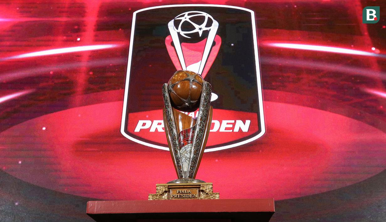 <p>Trofi Piala Presiden 2022 saat konferensi pers Piala Presiden 2022 di Studio Lantai 8 SCTV Tower, Senayan City, Jakarta pada Senin (06/06/2022). (Bola.com/Bagaskara Lazuardi)</p>