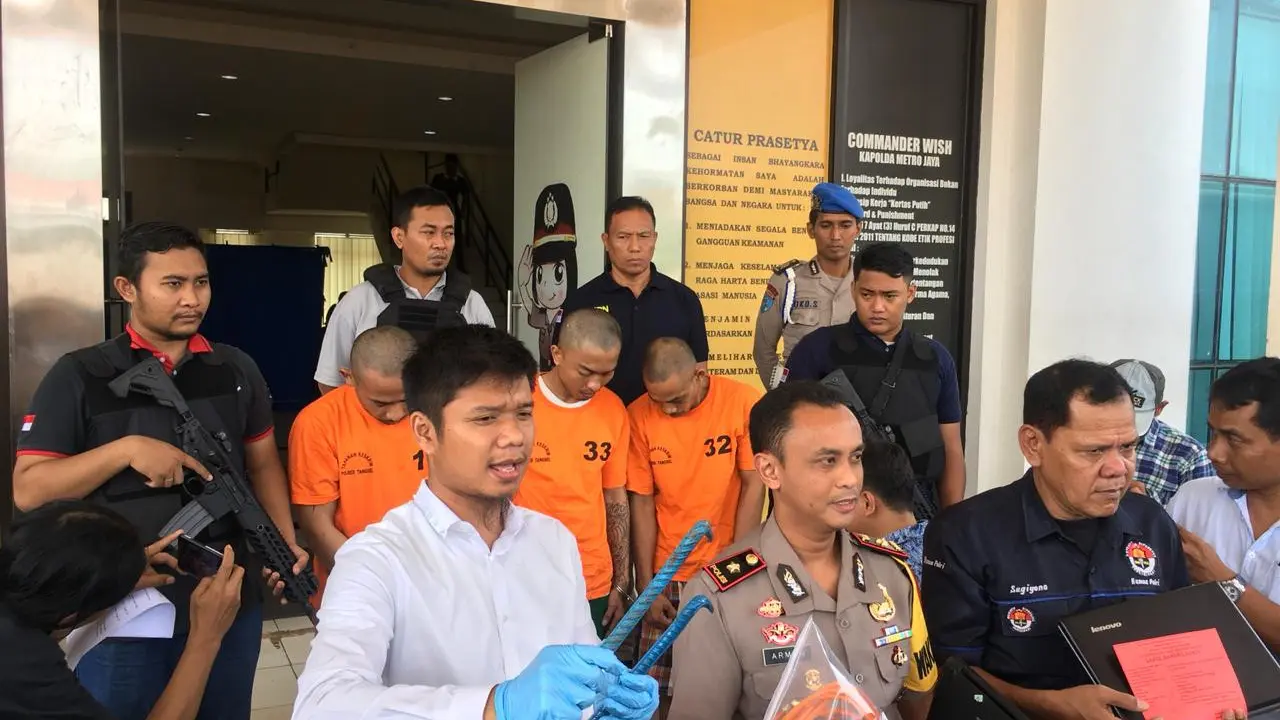 Polisi dari Resort Tangerang Selatan memperlihatkan barang bukti kejahatan tiga garong spesialis rumah mewah di BSD, Tangsel.