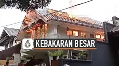 Musibah kebakaran menimpa salah satu rumah mewah di kawasan Bendungan Hilir Jakarta Sabtu (2/1) sore. Api menghanguskan bangunan rumah yang berlantai dua.