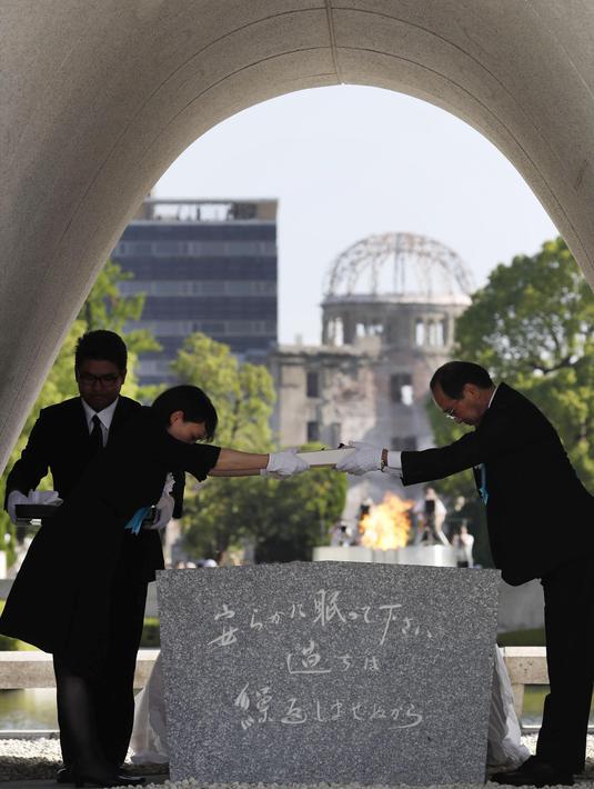 Walikota Hiroshima Kazumi Matsui (kanan) menyerahkan daftar nama orang-orang yang baru ditambahkan korban tragedi bom Hiroshima di Hiroshima, Jepang (6/8). (Shohei Miyano/Kyodo News via AP)