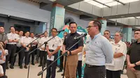 Menteri Koordinator Bidang Infrastruktur dan Pembangunan Kewilayahan, Agus Harimurti Yudhoyono (AHY) meninjau keberangkatan pemudik di Stasiun Pasar Senen, Jakarta, Jumat (28/3/2025). (Dok Kemenko Infra)