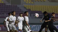 Striker PSIS Semarang, Hari Nur Yulianto (kanan) melepaskan sundulan ke gawang Arema FC dalam laga matchday ke-3 Grup A Piala Menpora 2021 di Stadion Manahan, Solo, Selasa (30/3/2021). (Bola.com/Ikhwan Yanuar)