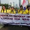 Mahasiswa yang tergabung dalam Badan Eksekutif Mahasiswa Universitas Indonesia (BEM UI) saat berjalan dari kawasan jalan Jenderal Sudirman menuju MH Thamrin atau sekitar Bundaran Hotel Indonesia (HI), Jakarta, Jumat (12/6/2026). (merdeka.com/Arie Basuki)