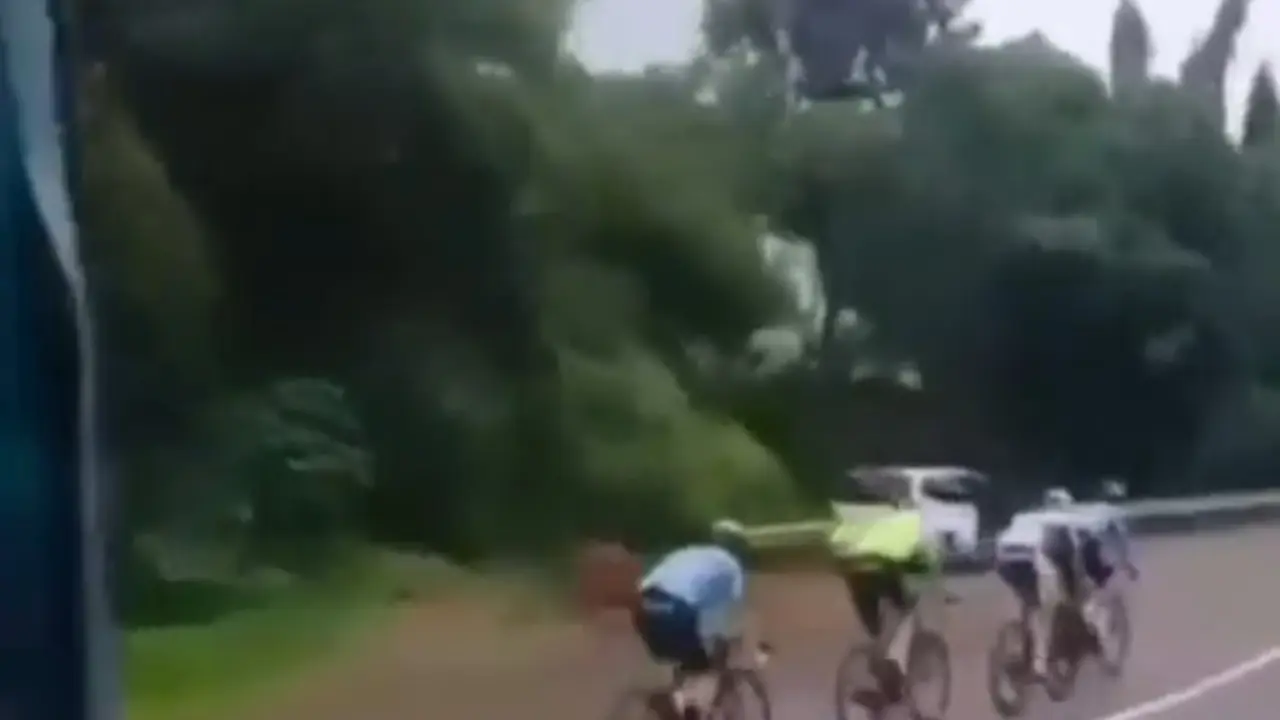 Rombongan Pesepeda Masuk Jalan Tol