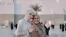 Ibu rasa bestie, kedua ibu dan anak ini tampak kompak mengenakan abaya warna erathome dipadukan khimar saat umrah.  [@alyssadaguise]