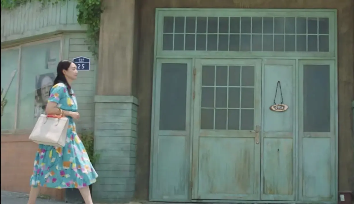 Memadukan dress floral bergaya ceria, Shi Min Ah menjinjing Diana medium tote bag dengan kisaran harga Rp 57 juta rupiah.