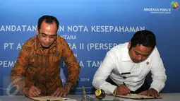 Presdir AP II, Budi Karya Sumadi (kiri) dan Walikota Tangerang Arief R Wismansyah menandatangani nota kesepahaman (MoU) mengenai suplai air bersih dan siap minum di Bandara Soekarno-Hatta, Tangerang, Rabu (13/7). (Liputan6.com/Helmi Affandi)