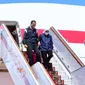 Presiden Jokowi dan Ibu Negara Iriana Jokowi turun dari Pesawat GIA-1 di Bandara Moskow, Rusia. (Dok Setpres)