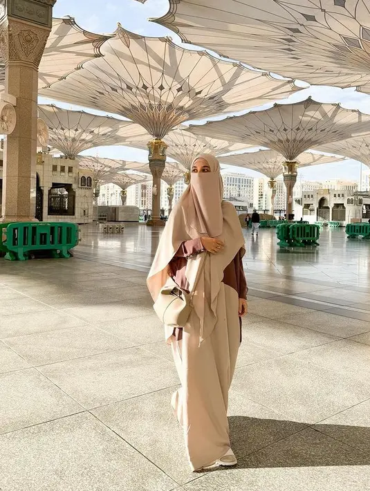 Di penghujung tahun 2023, Shireen Sungkar memutuskan untuk Umrah. Ia tampil earth tone dengan abaya dan kerudung lengkap dengan cadarnya. [@shireensungkar]