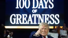 Presiden Amerika Serikat (AS), Donald Trump tiba untuk menyampaikan pidato yang menandai hari ke-100 masa jabatannya di Macomb County Community College Sports Expo Center, Warren, Michigan, pada tanggal 29 April 2025. (Jim WATSON/AFP)