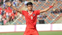 Selebrasi striker Timnas Indonesia U-22, Ramadhan Sananta setelah mencetak gol kedua Timnas Indonesia U-22 ke gawang Myanmar lewat eksekusi penalti pada laga kedua Grup A SEA Games 2023 di Olympic Stadium, Phnom Penh, Kamboja, Kamis (4/5/2023). (Bola.com/Abdul Aziz)