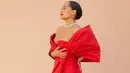 Tracee Ellis tampil mengenakan scarlett gown rancangan Carolina Herrera. Gaun ini memiliki detail garis leher berbentuk hati, dan hem mermaid dengan aksen ruffle. Foto: Instagram.