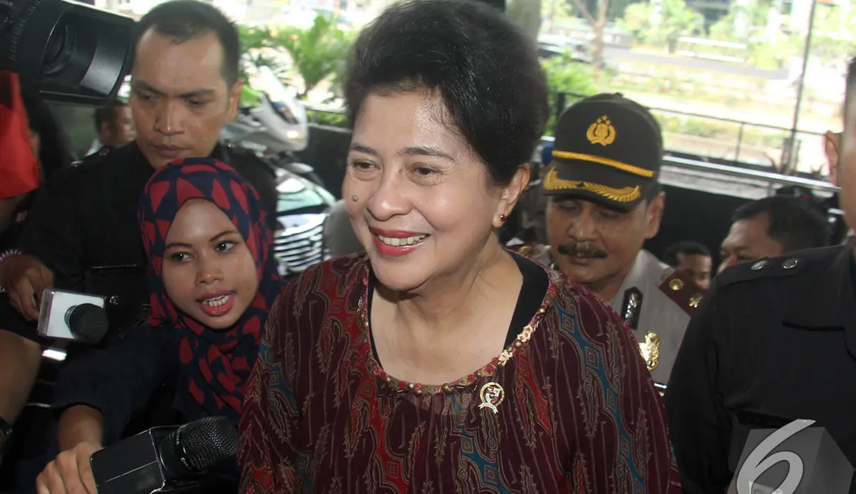 Menkes Nila Farid Moeleok melemparkan senyum kepada awak media yang telah menunggunya di depan gedung KPK, Jakarta, Selasa (18/11/2014). (Liputan6.com/Miftahul Hayat)