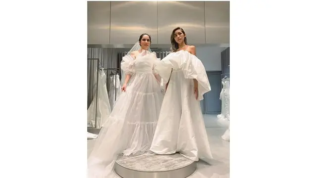 Jedar ditemani oleh sahabatnya, Sally Adelia yang juga mencoba gaun pengantin. Jedar mencoba gaun dengan kesan yang lebih ringan dan simpel.