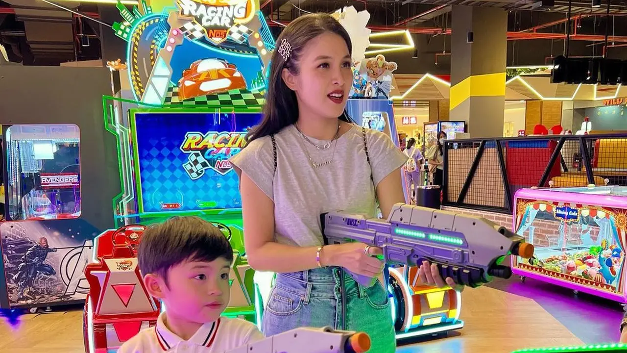 6 Potret Sandra Dewi Saat Main Bersama Anak Pertamanya Raphael Moeis