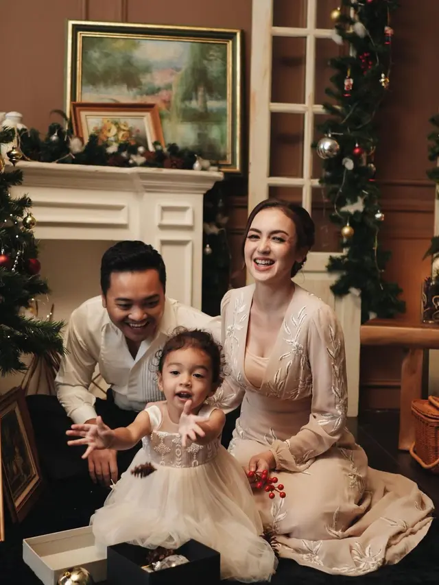 8 Gaya Kompak Artis Rayakan Natal Bersama Keluarga, dari Felicya Angelista hingga Chelsea Islan