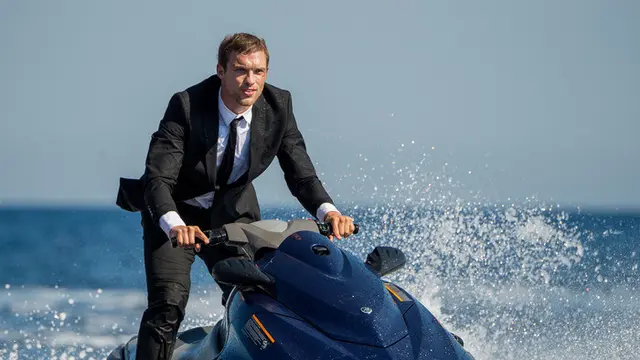 Ed Skrein di lokasi syuting. (Foto: Dok. IMDb/ EuropaCorp)