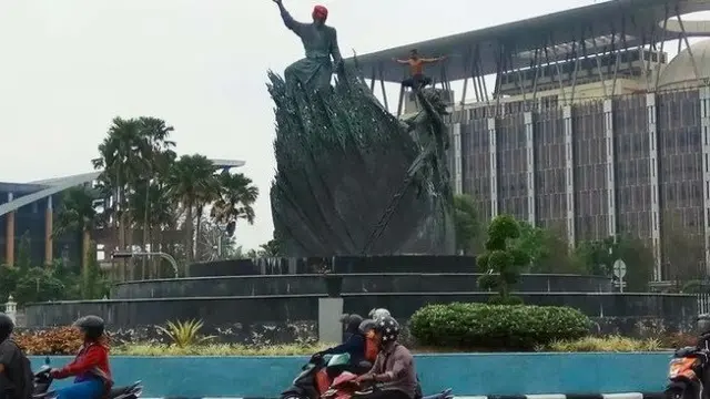 Aksi pria diduga alami gangguan jiwa naik di Tugu Zapin, depan Kantor Gubernur Riau di Pekanbaru.