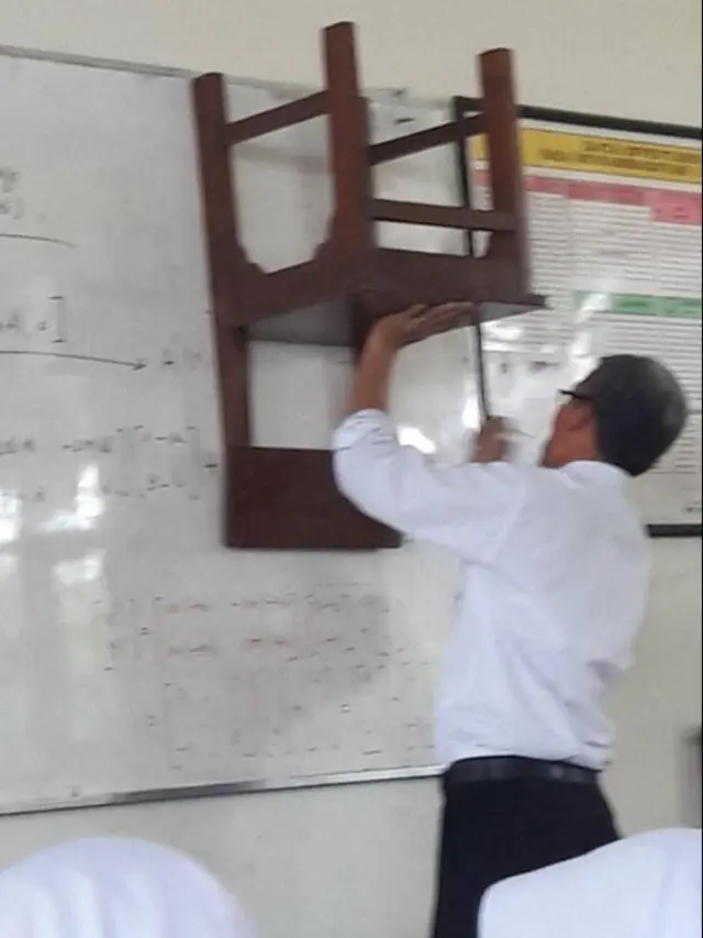 6 Aksi Guru Terlalu Semangat Mengajar Ini Kocak, Murid Terheran-Heran