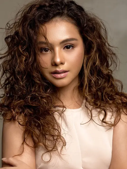 Wanita kelahiran 20 April 1992 ini memang dikenal dengan gaya rambut keriting sebagai gaya rambut andalannya. Sahila Hisyam juga kerap tampil dengan gaya rambut yang messy curls.(Liputan6.com/IG/@sahilahisyam)