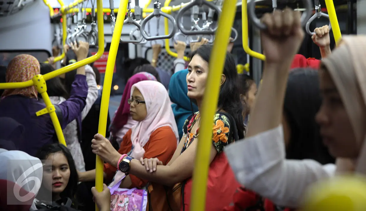 Penumpang wanita saat naik bus Transjakarta, Selasa (8/9/2015). PT Transportasi Jakarta (Transjakarta) telah membentuk Tim Pengamanan Operasional untuk mengatasi kejahatan dan pelecehan seksual guna memberi rasa aman penumpang.(Liputan6.com/Faizal Fanani)