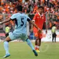 Gelandang Persija, M Ilham (kiri) berusaha melewati hadangan bek Persela Taufik Kasrun saat laga uji coba di Stadion GBK Jakarta, Minggu (1/3/2015). Persija kalah 0-1 dari Persela. (Liputan6.com/Helmi Fithriansyah)