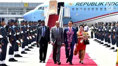 Presiden Joko Widodo dan Ibu Negara Iriana Joko Widodo bersama rombongan tiba di Bandara Internasional Colombo, Sri Lanka, Rabu, (24/1). Jokowi tiba pada pukul 12.05 Waktu Setempat (WS) atau pukul 13.35 WIB. (Liputan6.com/Pool/Biro Pers Setpres)