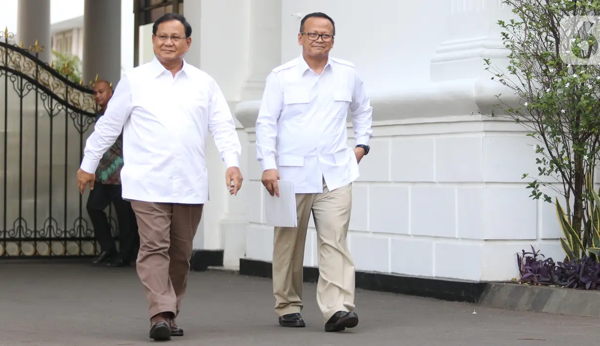 Ketua Umum Partai Gerindra Prabowo Subianto (kiri) didampingi Wakil Ketua Umum Partai Gerindra, Edhy Prabowo meninggalkan Kompleks Istana Kepresidenan di Jakarta, Senin (21/10/2019). Prabowo Subianto mengaku diminta untuk masuk ke kabinet Joko Widodo-Ma'ruf Amin. (Liputan6.com/Angga Yuniar)