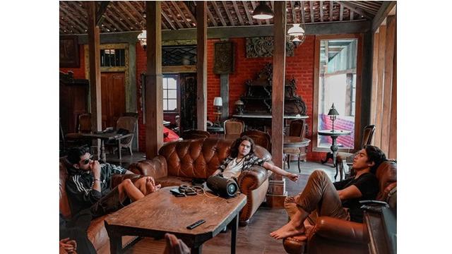 Segera Rilis Single Baru, Ini 6 Potret Persiapan The Lucky Laki Saat Rekaman