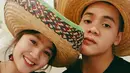 Untuk yang satu ini, topi yang dipakai Febby dan pacarnya unik banget. Terbuat dari anyaman bambu, dengan kombinasi warna yang menjadi khas satu daerah di Indonesia. (Instagram/febbyrastanty)