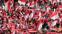 Suporter tim Garuda bersorak selama pertandingan sepak bola Piala Asia AFC Qatar 2023 antara Australia dan Indonesia di Stadion Jassim bin Hamad di Doha pada 28 Januari 2024. (Giuseppe CACACE/AFP)