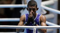 Petinju Indonesia, Mario Blasius Kali (kiri) usai mengalahkan petinju asal Jepang, Tomoya Tsuboi pada semifinal Test Event Asian Games 2018 kelas terbang ringan di Kemayoran, Jakarta (14/2/2018). Mario menang dengan skor 3-2. (Bola.com/Nick Hanoatubun)