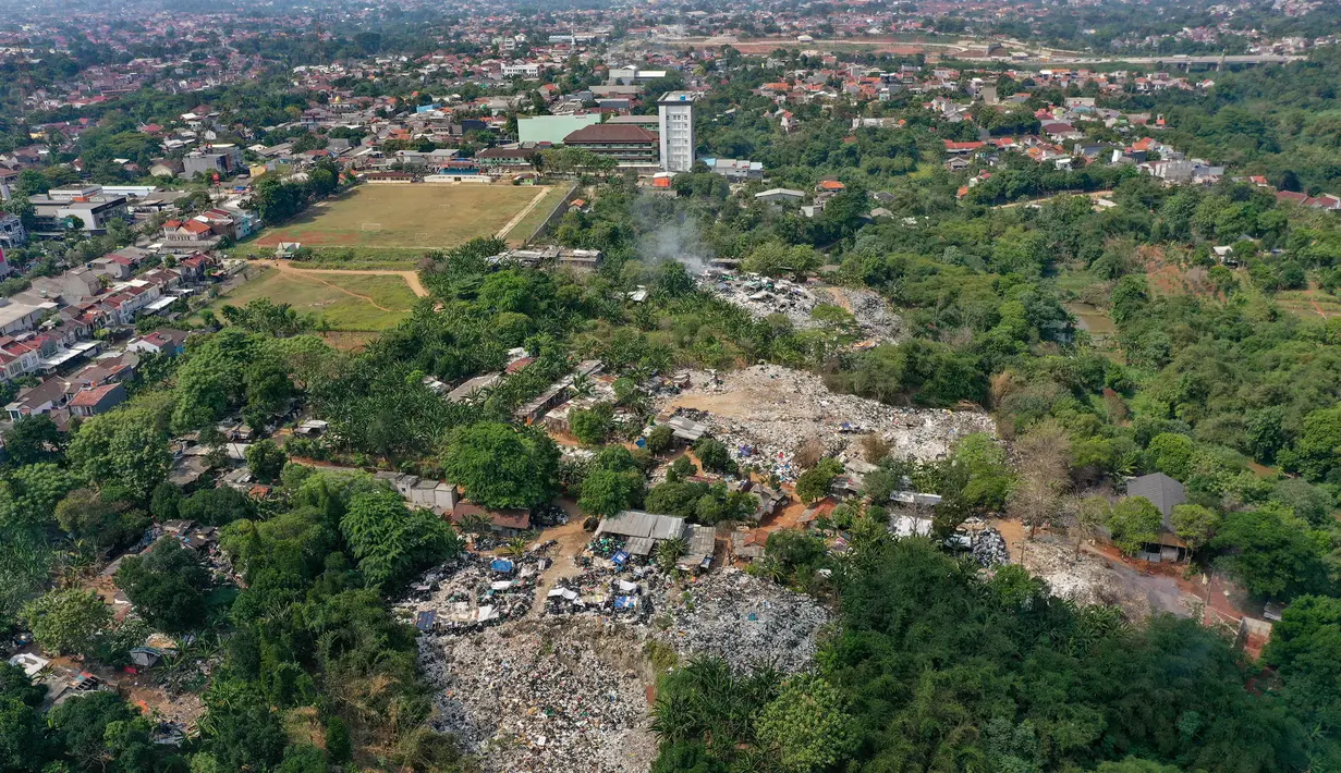 Warga sekitar juga mengeluhkan bau menyengat akibat aktivitas pembuangan sampah di area tersebut. Bau sampah tersebut menimbulkan polusi udara hingga ke wilayah perumahan. (merdeka.com/Arie Basuki)