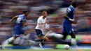Dalam gambar yang diambil dengan kecepatan rana lambat ini memperlihatkan pemain Tottenham Hotspur Harry Kane (tengah) mengontrol bola saat melawan Chelsea pada pertandingan sepak bola Liga Inggris di Stadion Stamford Bridge, London, Inggris, 14 Agustus 2022. Pertandingan berakhir imbang 2-2. (AP Photo/Ian Walton)