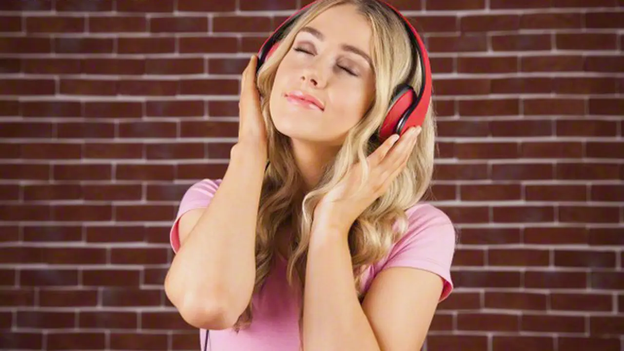 Lima Bahaya Akibat Gunakan Headphone Secara Berlebihan