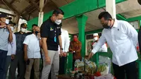 Menteri Sosial, Juliari P Batubara membagikan Bansos paket sembako Presiden, kepada warga terdampak Covid-19 di Jatimakmur, Pondokgede, Bekasi (Foto: Liputan6/Bam Sinulingga)