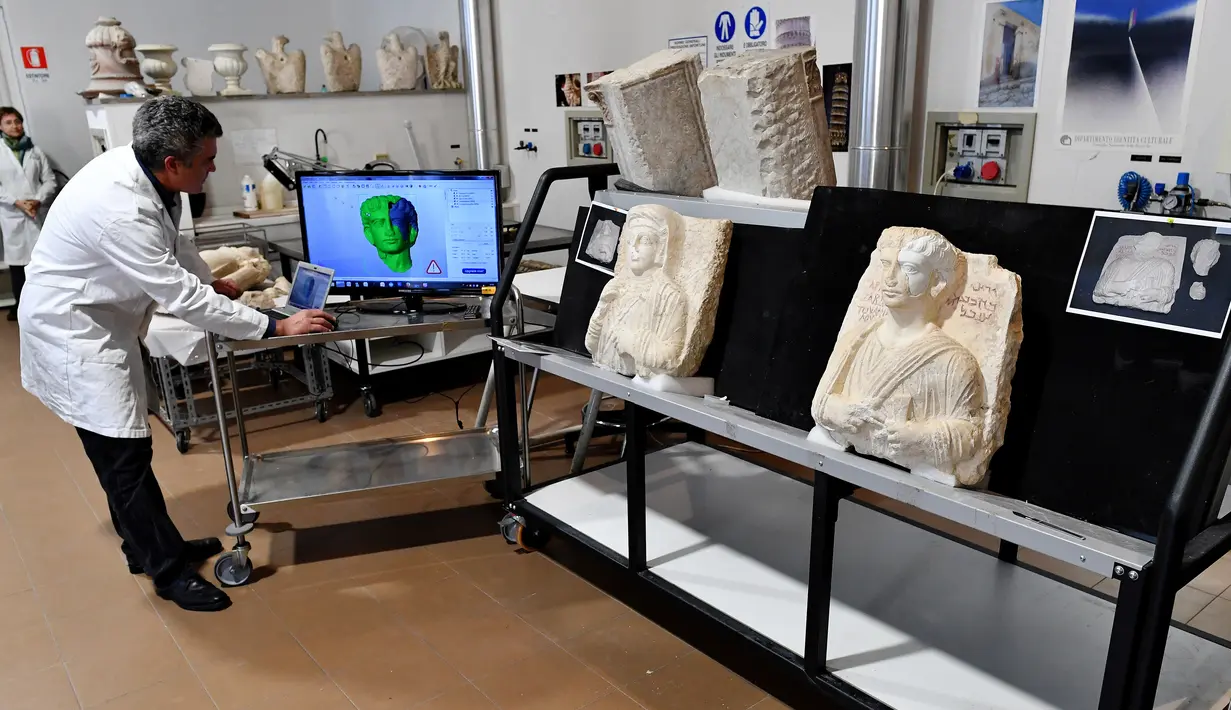 Suasana laboratorium untuk Konservasi dan Restorasi saat melakukan perbaikan pada patung-patung yang telah rusak, Roma, Kamis (16/2). (AFP PHOTO / Alberto PIZZOLI)