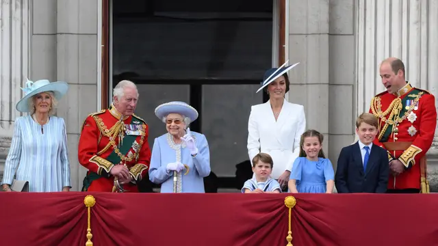 Camilla, Pangeran Charles, Ratu Elizabeth II, Kate Middleton, Pangeran William, Pangeran George, Putri Charlote, dan Pangeran Louis